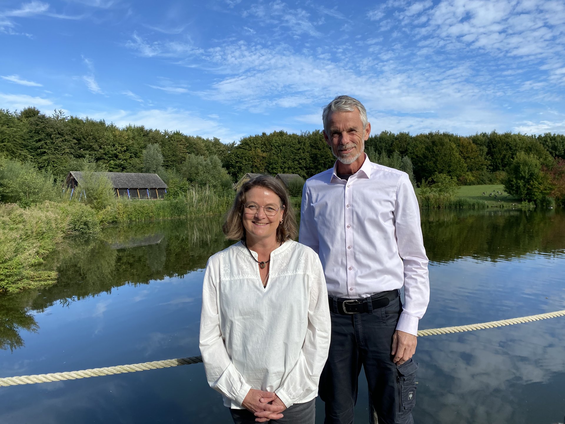 Petra Maas und Stephan Müller am Wasser